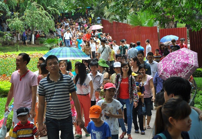 Lượng người đổ về Công viên Thủ Lệ rất đông vào mỗi dịp nghỉ lễ tết trong năm